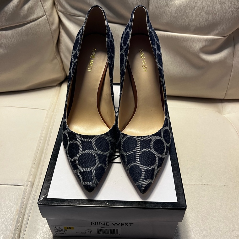 Nine West Blue Jean Circle Fabric Pumps 4 inch heels with box.